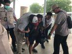 13042023barang-penumpang-digeledah.jpg