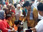 1507_nurdin-bagi-duit.jpg