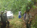 16022021_mobil-avanza-yang-dikendarai-enjang-imron-tersesat-di-gunung-putri.jpg