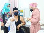 16022021tenaga-kesehatan-di-batam-divaksin.jpg