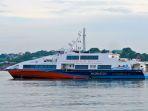 1712Kapal-Ferry-Horizon.jpg
