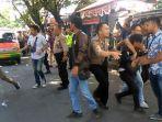 18-08-2019-polisi-mengamankan-seorang-pengunjukrasa.jpg
