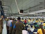 18042020_perusahaan-garmen-di-kbn-cilincing-masih-beroperasi-saat-psbb.jpg