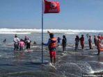 19-07-2019-petugas-sar-linmas-pantai-parangtritis.jpg