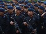 2019_juni_brimob-polri-melakukan-pengamanan-di-gedung-mk.jpg