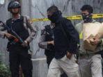 21-12-2019-anggota-densus-88-ditusuk-hingga-lemas.jpg