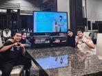 21022022_putra-siregar-dan-istrinya-menyambangi-kediaman-atta-halilintar-dan-aurel-hermansyah.jpg