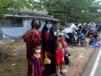 2401warga-tunggu-jokowi-di-jalan.jpg