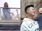 24052021_paula-verhoeven-bertemu-dengan-anaknya-kiano-dan-baim-wong-dari-atas-balkon.jpg