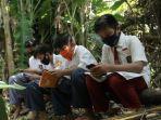 24072020_pelajar-masuk-sarang-ular-demi-bisa-numpang-wifi-gratis.jpg