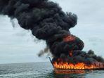 2411kapal-terbakar-di-lingga1.jpg