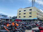 25042023kendaraan-padati-pelabuhan-karimun.jpg