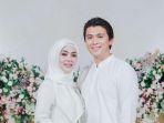 25082021_syahrini-dan-reino-barack-pakai-baju-putih.jpg