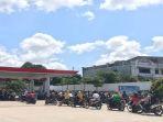26022023antrean-kendaraan-di-SPBU-Batuaji.jpg