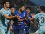 28-mei-2019-pemain-arema-fc-mendapat-pengawalan-ketat-pemain-persela.jpg