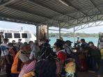 2802penumpang-pelabuhan-punggur-batam.jpg