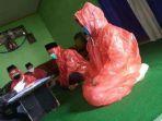 28032020_viral-pengantin-terbungkus-jas-hujan-dan-tertutup-masker-langsungkan-akad.jpg