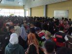 28042022calon-penumpang-di-pelabuhan-sekupang.jpg