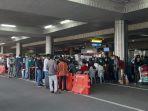 3004antrean-penumpang-di-bandara-hang-nadim.jpg