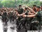 6-2-2021-taruna-tni-sedang-menyanyikan-yel-yel-lagu-terpesona.jpg