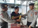 Aksi-Spontan-Berbagi-Polisi-Bang-Jack-Ajak-Warga-Sakit-Sarapan-dan-Beri-Sembako.jpg