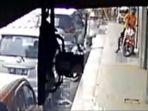 Aksi-pengamen-curi-sepeda-motor-terekam-kamera-CCTv.jpg