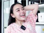 Amanda-Manopo-saat-jawab-pertanyaan-game-QnA.jpg