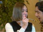 Amanda-Manopo-saat-suapi-Arya-Saloka-dalam-Sinetron-Ikatan-Cinta.jpg