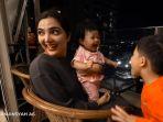 Ameena-ngakak-lihat-Arsya-menari.jpg