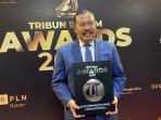 Anggota-DPRD-Kepri-Onward-Siahaan-mengangkat-piagam-Tribun-Batam-Award.jpg