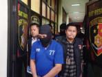 Anggota-Polres-Kudus-menggelandang-pelaku-pembunuhan-kakak-beradik-di-Kudus.jpg