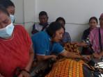 Anggota-keluarga-meratapi-jenazah-Prada-Lucky-Namo-23-anggota-Yonif-TP-834WM.jpg