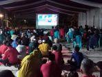 Anino-masyarakat-nobar-di-Karimun.jpg