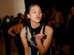 Anya-Geraldine-tampil-dalam-busana-serba-hitam-di-New-York-Fashion-Week-Selasa-1392022.jpg