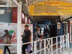 Arus-penumpang-yang-baru-turun-dari-kapal-di-Pelabuhan-Karimun.jpg