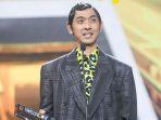 Arya-Saloka-saat-menerima-penghargaan-di-panggung-ITA-2022-Kamis-2292022.jpg