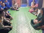 Asnah-istri-nelayan-di-Desa-Tanjung-Irat-yang-hilang-sambut-kedatangan-polisi.jpg