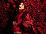 Aurel-Hermansyah-foto-maternity-mawar-merah.jpg