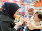 Aurel-Hermansyah-saat-ajak-Ameena-Hanna-Nur-Atta-belanja-mainan.jpg