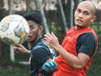 Bek-Persija-Dandi-Maulana-saat-latihan-jelang-pertandingan-Selasa-2132023.jpg