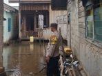 Bhabinkamtibmas-Dabo-Lingga-pantau-banjir-rob-di-rumah-warga-awal-tahun-2025.jpg