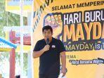 Bupati-Bintan-sedang-memberikan-sambutan-di-depan-ratusan-buruh-pada-acara-May-Day-2024.jpg