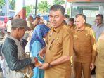 Bupati-Natuna-serahkan-bantuan-buat-warga-terdampak-cuaca-ekstrem.jpg