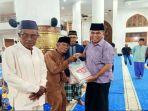 Bupati-Natuna-serahkan-beras-bantuan-program-ASN-berbagi-di-Masjid-Agung.jpg