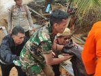 Bupati-dan-Kapolres-Natuna-evakuasi-korban-longsor-di-Serasan.jpg