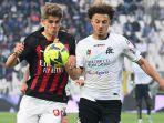 Charles-De-Ketelaere-berebut-bola-dengan-Ethan-Ampadu-saat-laga-Spezia-vs-AC-Milan.jpg