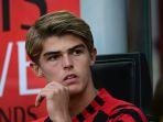 Charles-De-Ketelaere-duduk-di-bangku-cadangan-saat-pertandingan-AC-Milan-vs-Udinese.jpg