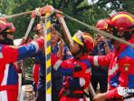 Damkar-Kota-Solo-ikut-membantu-proses-pemakaman-warga-Jebres-berbobot-208-kilogram.jpg
