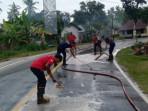 Damkar-Lingga-bersihkan-jalan-dipenuhi-solar.jpg