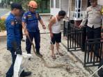 Damkar-Lingga-evakusi-ular-king-kobra-di-desa-lanjut.jpg